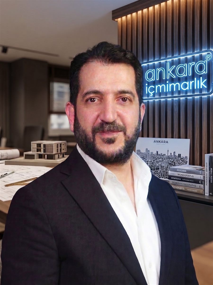 Mustafa Erciyas - Ankara İçmimarlık ofisinde portre